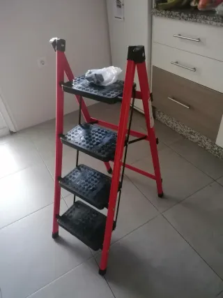 Escalera plegable roja 4 peldaños