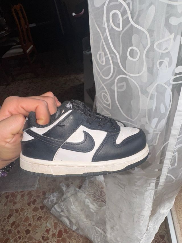 Tenis Nike Bebé Blancos y Negros Talla 25.5