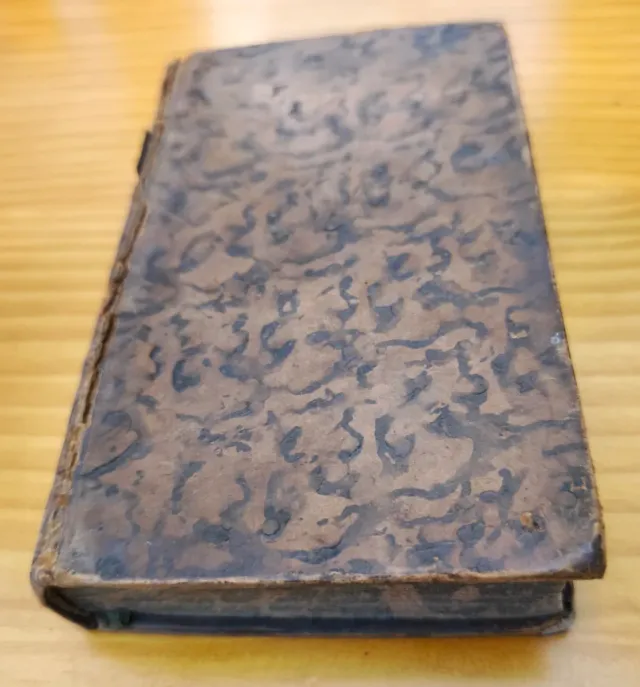 Libro antiguo de 1773. Bellos grabados. Voltaire