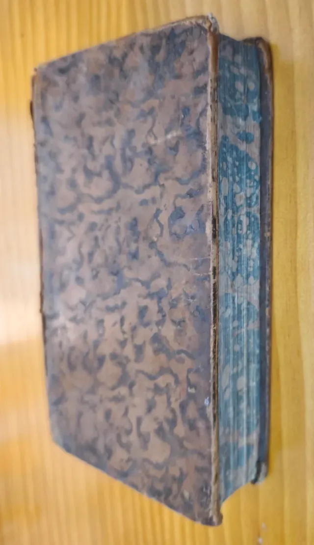 Libro antiguo de 1773. Bellos grabados. Voltaire