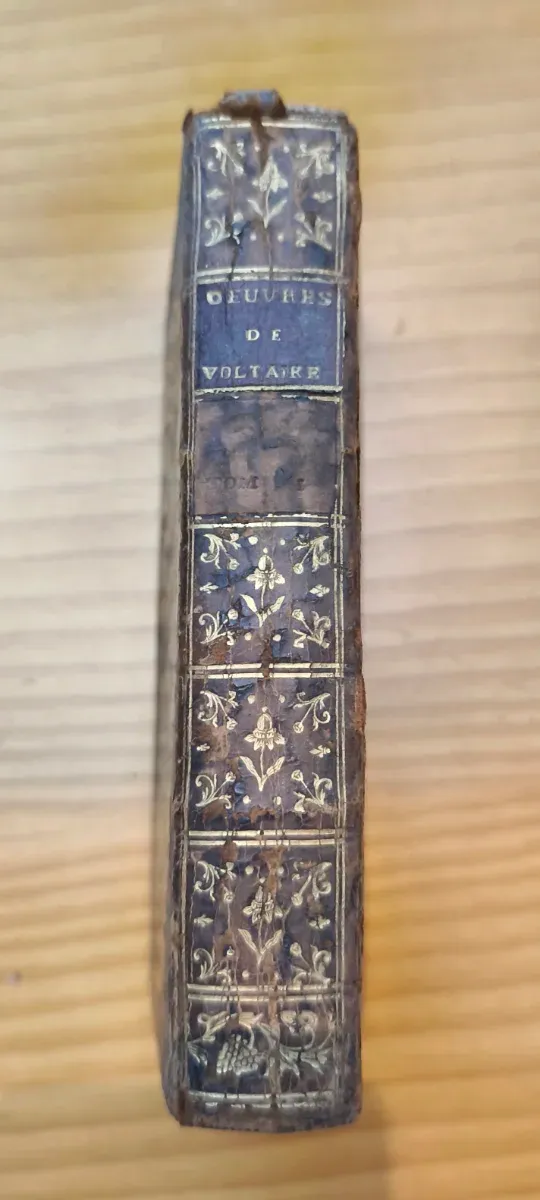Libro antiguo de 1773. Bellos grabados. Voltaire