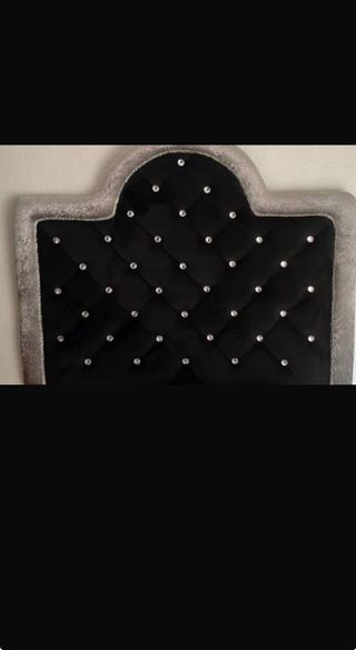 Cabecero terciopelo negro con piedras 