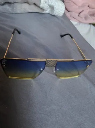 Gafas de sol doradas y azules