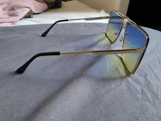 Gafas de sol doradas y azules