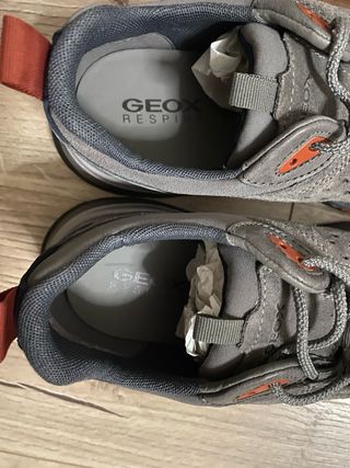 Zapatillas Geox grises y negras