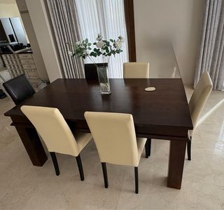 Mesa de comedor de madera y sillas