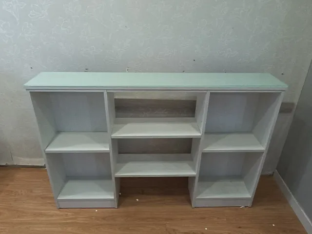 Estantería pequeña de madera y superficie cristal