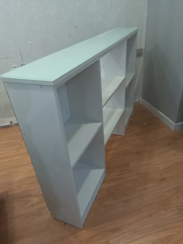 Estantería pequeña de madera y superficie cristal