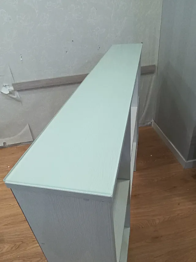 Estantería pequeña de madera y superficie cristal