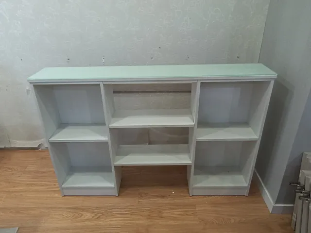 Estantería pequeña de madera y superficie cristal