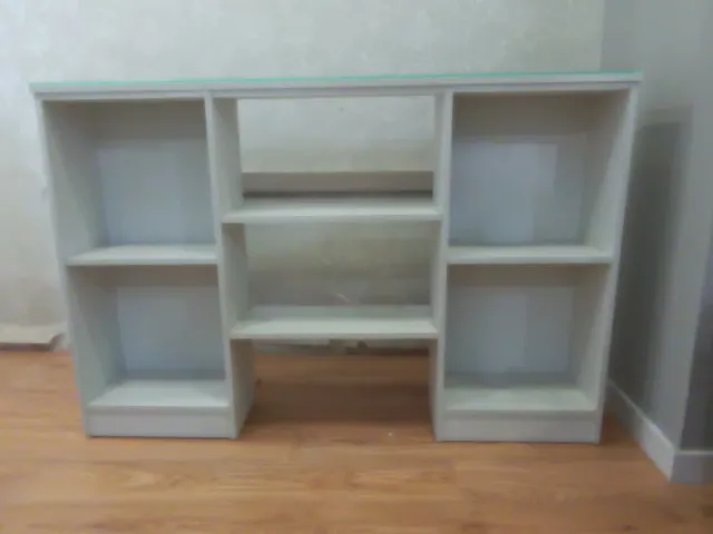 Estantería pequeña de madera y superficie cristal