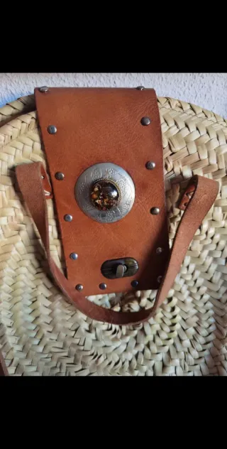 Bolso redondo de paja con detalles en cuero