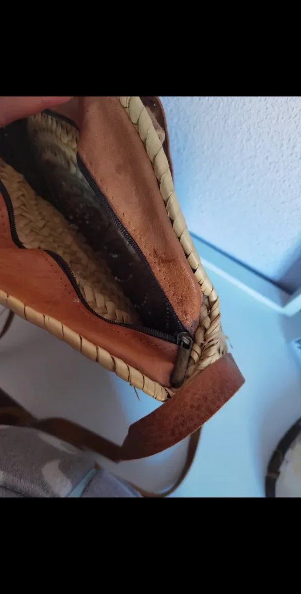 Bolso redondo de paja con detalles en cuero