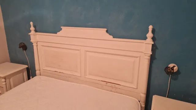 Mesitas cabecero y cómoda habitacion