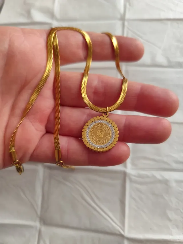 Collana con pendente in oro 18 carati. Eliminato