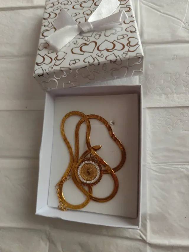 Collana con pendente in oro 18 carati. Eliminato