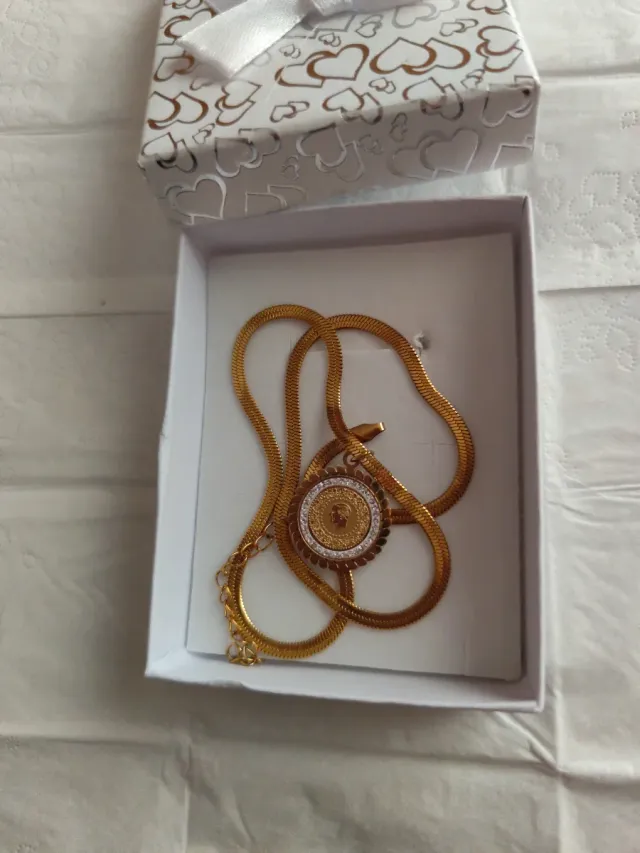 Collana con pendente in oro 18 carati. Eliminato