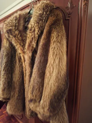 Abrigo de piel marrón y multicolor