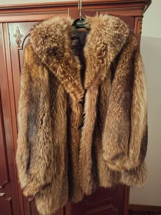 Abrigo de piel marrón y multicolor