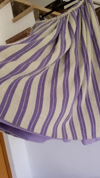Falda regional de rayas beige y morado