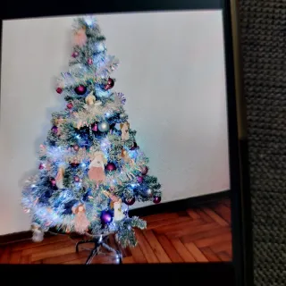 Árbol de Navidad decorado con todos sus accesorios