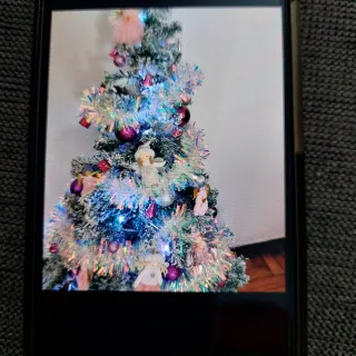 Árbol de Navidad decorado con todos sus accesorios