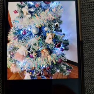Árbol de Navidad decorado con todos sus accesorios