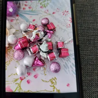 Árbol de Navidad decorado con todos sus accesorios