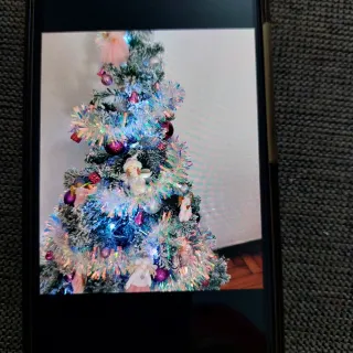 Árbol de Navidad decorado con todos sus accesorios