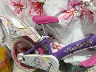 Bicicleta infantil morada con cesta