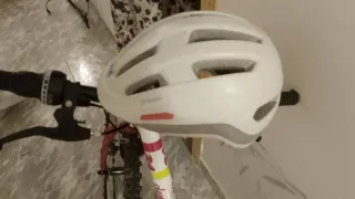 Bicicleta blanca con casco