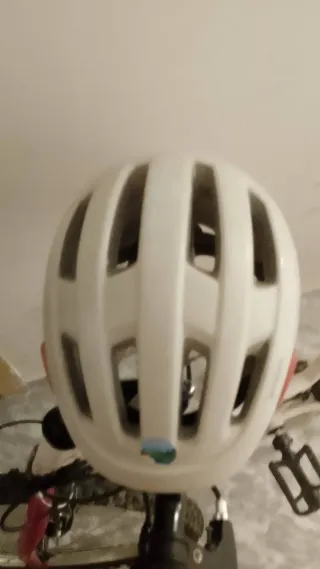 Bicicleta blanca con casco