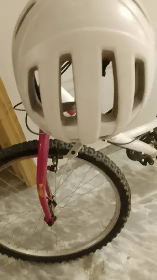 Bicicleta blanca con casco