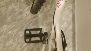 Bicicleta blanca con casco