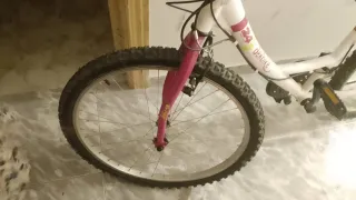 Bicicleta blanca con casco