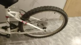 Bicicleta blanca con casco