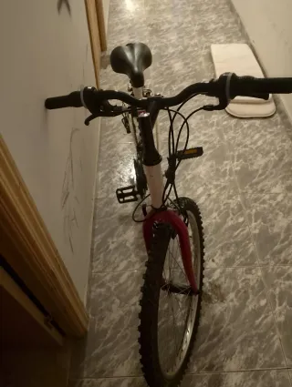 Bicicleta blanca con casco