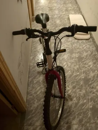 Bicicleta blanca con casco