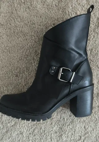 Botas negras con hebilla