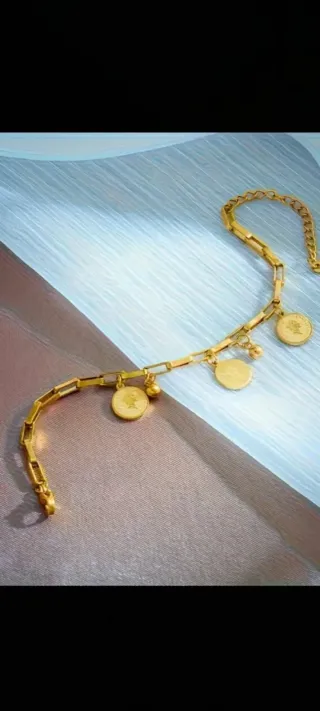 Pulsera dorada con dijes de oro 18 k liminado