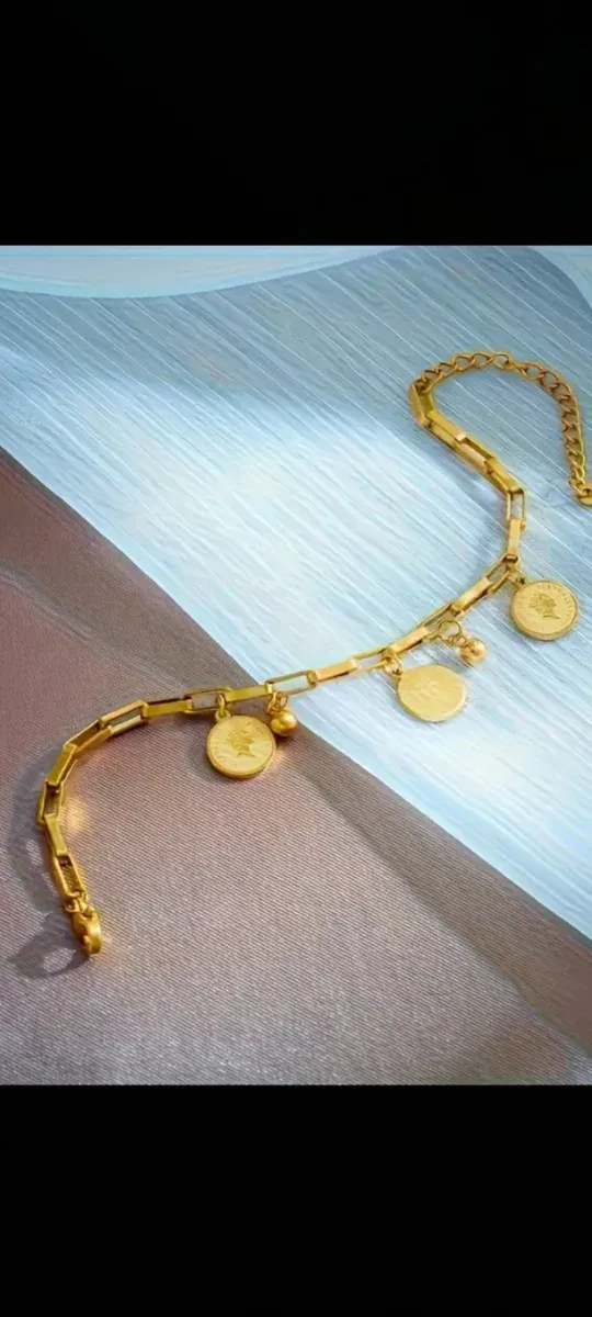 Bracciale in oro con ciondoli in oro 18k lucido