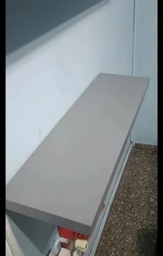 Dos estanterías gris de madera