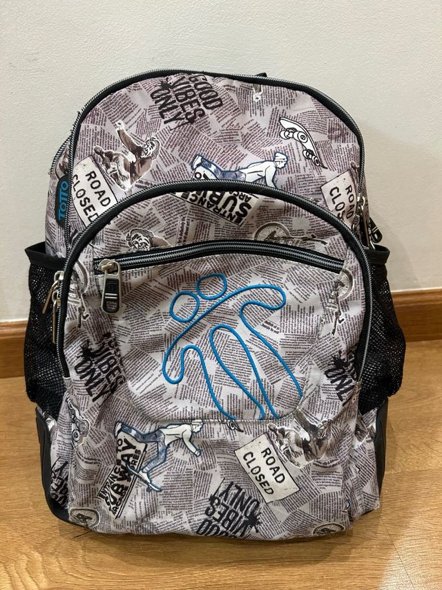 Mochila Totto con estampado de periódico
