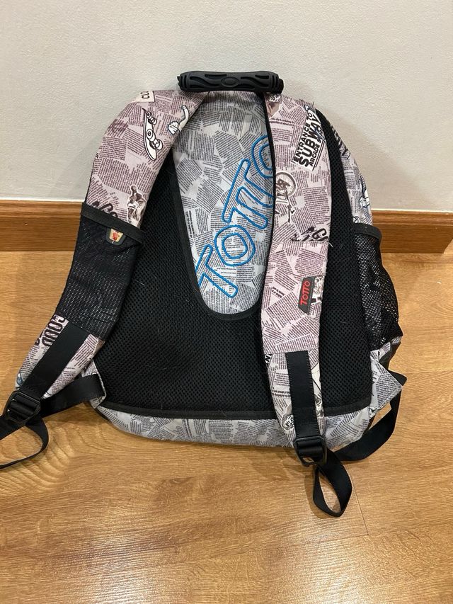 Mochila Totto con estampado de periódico