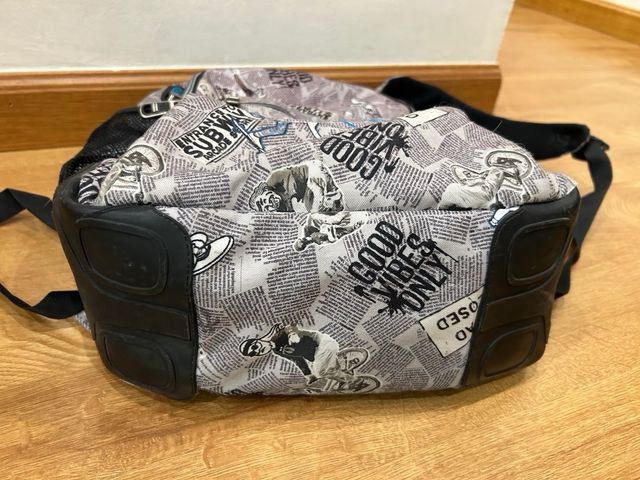 Mochila Totto con estampado de periódico