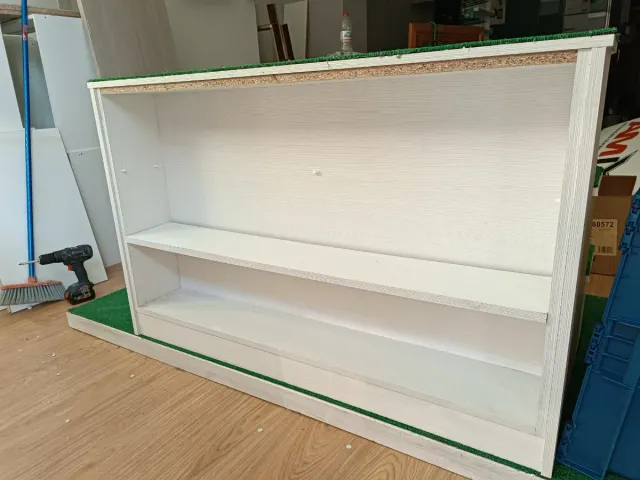 Escalera escenario césped escaparate 