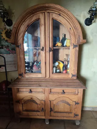 Mueble de madera con vitrina