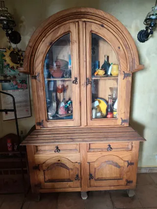 Mueble de madera con vitrina