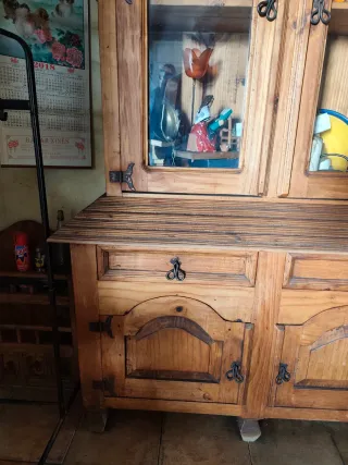 Mueble de madera con vitrina