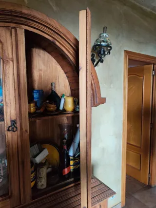 Mueble de madera con vitrina